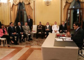 Maduro aumenta el salario mínimo a medio petro (180 millones de BsF)
