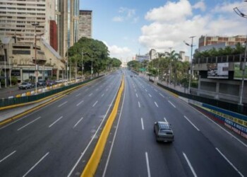 Venezuela amanece con paro parcial tras medidas económicas de Maduro