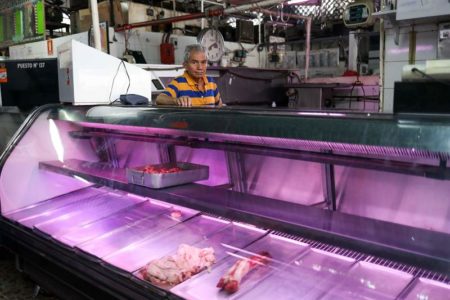 Venezuela regula precios de 25 alimentos, algunos de ellos ya escasos
