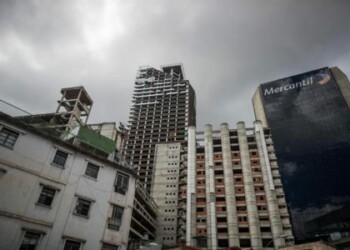 Rascacielos no representa riesgos tras sismo, dicen autoridades