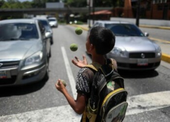 Colegios venezolanos reportan "niños dejados atrás" por padres que emigran