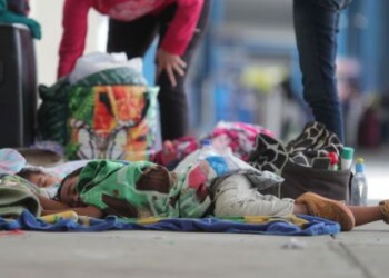 Ecuador usa brazaletes rojos para priorizar traslado a Perú de venezolanos
