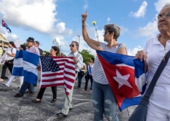 Centenar de personas se unen a la vigilia contra "represión" en Latinoamérica