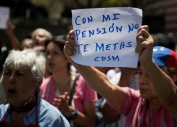 Jubilados venezolanos rechazan exigencia de "carnet de la patria" para cobrar