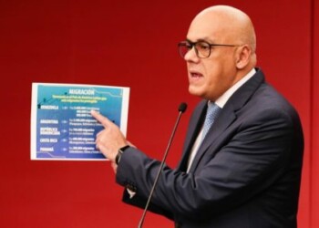 Jubilados venezolanos no cobrarán con el "carnet de la patria", dice ministro