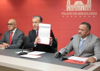 Gobierno venezolano fija más controles de precios e impuestos a los ricos