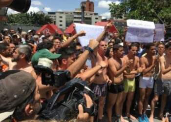 Estudiantes en ropa interior se solidarizan con Juan Requesens