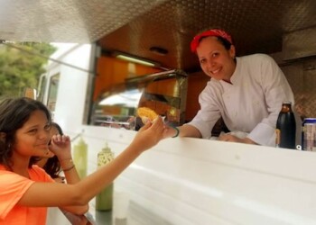 Dos periodistas manejan la primera “gastroneta” de los Altos Mirandinos