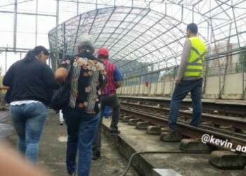 Usuarios del Metro Los Teques debieron caminar por rieles tras apagón que paralizó servicio