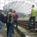 Usuarios del Metro Los Teques debieron caminar por rieles tras apagón que paralizó servicio