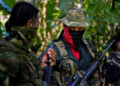 This photo taken on January 26, 2017 shows Danilo Hernandez, (C) commander of the Western Front of War Cimarron Resistance of the National Liberation Army (ELN), during an interview with AFP in Alto Baudo, in the department of Choco.
Colombia's last active rebel force, the leftist National Liberation Army (ELN), promises to release a hostage on February 2 to clear the way for peace talks with the government. Deep differences remain with the ELN, as one of its western commanders, Danilo Hernandez, told AFP in an interview in the jungle this week. / AFP PHOTO / LUIS ROBAYO / TO GO WITH Colombia-conflict-peace-ELN,INTERVIEW by Alina DIESTE