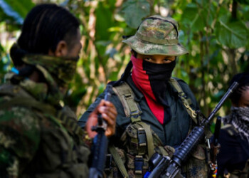 This photo taken on January 26, 2017 shows Danilo Hernandez, (C) commander of the Western Front of War Cimarron Resistance of the National Liberation Army (ELN), during an interview with AFP in Alto Baudo, in the department of Choco.
Colombia's last active rebel force, the leftist National Liberation Army (ELN), promises to release a hostage on February 2 to clear the way for peace talks with the government. Deep differences remain with the ELN, as one of its western commanders, Danilo Hernandez, told AFP in an interview in the jungle this week. / AFP PHOTO / LUIS ROBAYO / TO GO WITH Colombia-conflict-peace-ELN,INTERVIEW by Alina DIESTE
