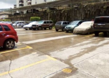 Rio de agua negras afecta residencias Patricias en Las Minas