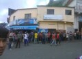 Desde tempranas horas se formaron en filas los residentes del sector Lagunetica de la capital mirandina para adquirir dos kilos de harina pan.