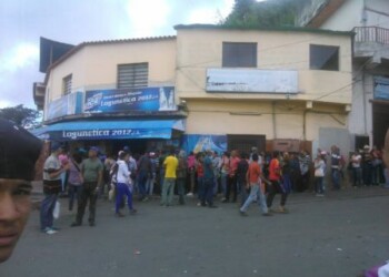 Desde tempranas horas se formaron en filas los residentes del sector Lagunetica de la capital mirandina para adquirir dos kilos de harina pan.