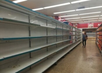 Anaqueles vacíos en Altos Mirandinos
