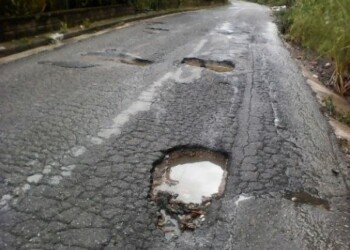 Huecos y lagunas se forman cada vez que llueve en la parroquia.