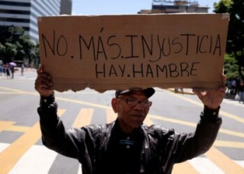 Pensionados reclaman pago en efectivo tras confusión por anuncio de Maduro