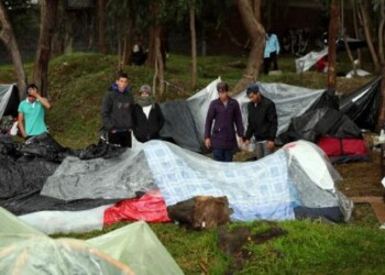 A la sombra de su sueño, venezolanos acampan en Bogotá y esperan un futuro