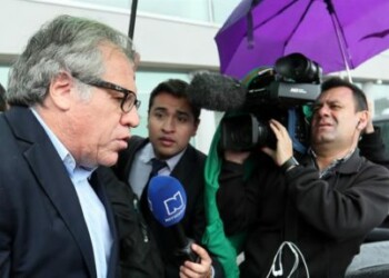 Almagro aterriza en Colombia para tratar la crisis migratoria venezolana