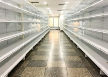 Economía venezolana cae 50 % desde que Maduro es presidente, dice Parlamento