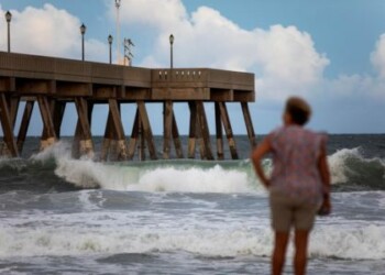 Florence se mantiene como categoría 3 en su avance hacia la costa de EE.UU.