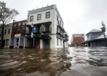 High waters flood Market and Water Streets as Hurricane Florence comes ashore in Wilmington, North Carolina USA, 14 September 2018. Hurricane Florence has been downgraded to a category 1 storm on the Saffir-Simpson Hurricane Wind Scale, though is still expected to bring a storm surge with heavy flooding to the Carolinas. (Estados Unidos, Florencia) EFE/EPA/JIM LO SCALZO