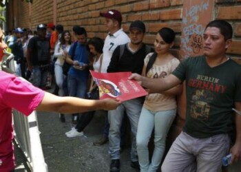 Miles de venezolanos asisten a feria de empleo para emigrantes en Medellín