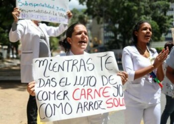 Trabajadores venezolanos protestan por medidas económicas de Maduro