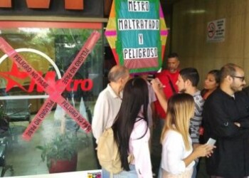Usuarios protestan en la Presidencia del Metro de Caracas declarando su cierre técnico