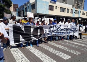 Una gran concentración en la que participaron profesionales de Lara, Portuguesa y Yaracuy recorrió las calles de Barquisimeto. Exigieron a las autoridades de la entidad garantizar seguridad e insumos para un ejercicio realmente libre del periodismo. Diversos sectores de la sociedad civil se sumaron a la convocatoria