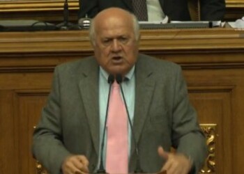 El integrante de la Comisión de Contraloría de la Asamblea Nacional, señaló  que el propio ministro de la Defensa Vladimir Padrino denuncio que el aumento salarial era impagable en la Fanb, por lo que no existen garantías de que los trabajadores públicos cobren este 15 de septiembre sus quincenas completas, ante la  imposibilidad demostrada por el Ejecutivo Nacional  de honrar sus compromisos contractuales