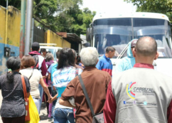 Alcalde Fraija emite decreto que rige tarifas de transporte público en Carrizal