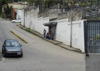 Vecinos de El Picacho pasan horas en cola esperando transporte