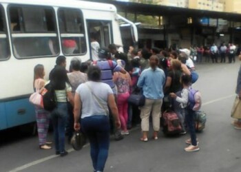 En Paracotos siguen sin transporte para trasladarse a Caracas y Los Teques