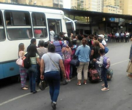 En Paracotos siguen sin transporte para trasladarse a Caracas y Los Teques