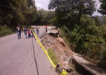 Este es derrumbe solo es uno más en la carretera principal del amarillo