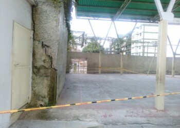 Si el muro cede quedaría clausurada la entrada principal de la escuela, y también podría mover las estructuras que sostienen el techo de la misma.