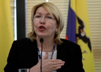 La fiscal general de Venezuela, Luisa Ortega Díaz, sostiene una constitución de Venezuela durante una conferencia de prensa en Caracas, Venezuela, el 4 de julio de 2017. REUTERS / Carlos Garcia Rawlins