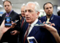 Imagen de archivo del senador republicano Bob Corker hablando con periodistas antes de las reuniones semanales de política en el Capitolio en Washington, Estados Unidos. 24 de julio, 2018.  REUTERS/Aaron P. Bernstein