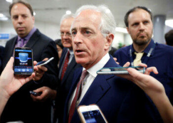 Imagen de archivo del senador republicano Bob Corker hablando con periodistas antes de las reuniones semanales de política en el Capitolio en Washington, Estados Unidos. 24 de julio, 2018.  REUTERS/Aaron P. Bernstein