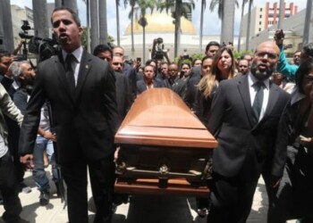 Diputados de la AN  cargan el feretro del concejal muerto.