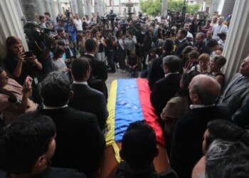 El Parlamento venezolano homenajea al concejal fallecido