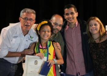 Alcalde entregó reconocimientos a la