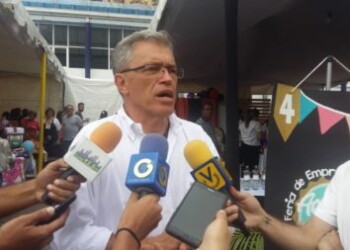Alcalde Josy Fernández durante inauguración de feria de emprendedores