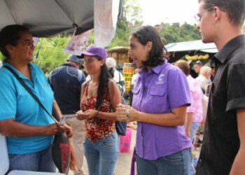 Abanderados de Cambiemos en Guaicaipuro recorrieron mercado en Los Teques