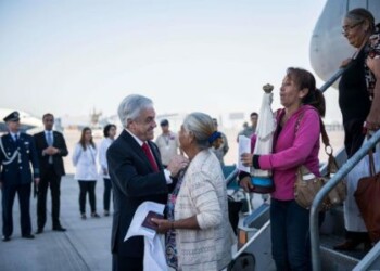 Piñera recibe a 99 chilenos que vivían en Venezuela y pidieron volver a Chile