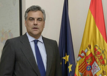 Al menos 25.000 españoles han dejado Venezuela el último año, dice embajado