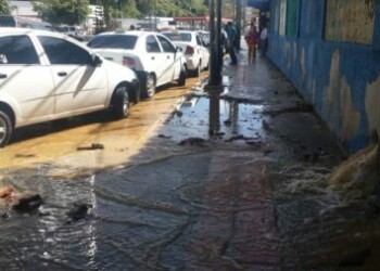 Bote de agua blanca en la redoma de San Antonio