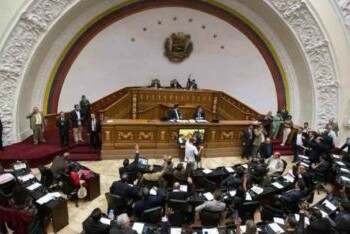 Oposición pide a Maduro derogar plan que "disolvió" los salarios en Venezuela